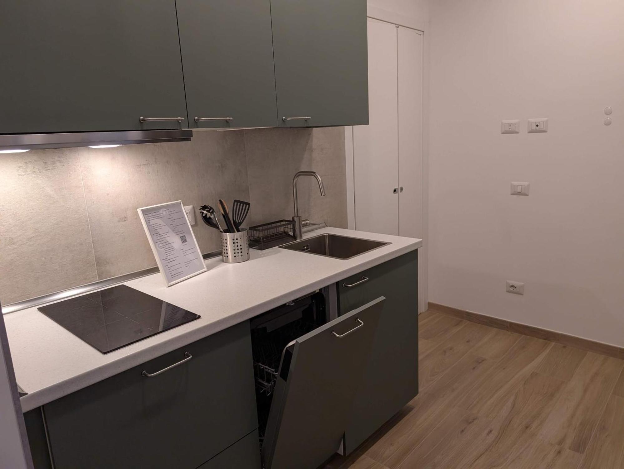 Loreto 15 Mins From Duomo - M1 Rovereto Apartment Mailand